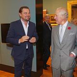 Leonardo DiCaprio wurde nach dem riesigen Erfolg von "Titanic" zum globalen Mädchenschwarm. Der US-Amerikaner mit deutschen Wurzeln spielte danach in Kino-Hits wie "Inception", "Django Unchained", "The Wolf of Wall Street" und "Der große Gatsby". 2016 erhielt er für seine Rolle in "The Revenant" den Oscar. Privat wurde der Hollywoodstar für seine Vorliebe für junge Models oft gehänselt. Verheiratet war DiCaprio nie und hat auch keine Kinder. Mit Regie-Legende Martin Scorsese verbindet ihn eine langjährige Freundschaft. 2023 wird er in dessen neuem Film "Killers of the Flower Moon" zu sehen sein. Abseits der Schauspielerei engagiert sich Leonardo DiCaprio seit vielen Jahren für den Umwelt- und Naturschutz. So war er 2021 zur Klimakonferenz COP26 eingeladen und traf dort auf den heutigen König Charles III. und Modedesignerin Stella McCartney (s. Bild).