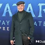 In "Titanic" mimte er den Bösen: Billy Zane. Der US-Amerikaner hatte bereits vor dem Blockbuster seine Karriere gestartet. 1985 und 1989 war er in den ersten beiden "Zurück in die Zukunft"-Filmen in einer kleinen Rolle zu sehen. 1991 war er in mehreren Folgen der Erfolgsserie "Twin Peaks" zu sehen und fünf Jahre später im Superhelden-Film "Das Phantom". In den folgenden Jahren sah man ihn in den Serien "Boston Public" und "Charmed". 2018 ließ er seine "Titanic"-Rolle des Cal Hockley noch einmal in der Mystery-Komödie "Holmes & Watson" aufleben. In einem seiner nächsten Filme wird der Schauspieler Legende Marlon Brando verkörpern. Privat ist Zane geschieden und Vater zweier Töchter. 