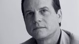 Er war im Film auf der Suche nach dem Herz des Ozeans: Bill Paxton in seiner "Titanic"-Rolle des Brock Lovett. Mit Regisseur James Cameron hatte Paxton bereits 1986 für den Fantasy-Streifen "Alien" zusammengearbeitet. In "Apollo 13" war er 1995 neben Tom Hanks und Ed Harris zu sehen. Ein Jahr später spielte er im Katastrophenfilm "Twister". 2007 und 2010 wurde Paxton für seine Rolle in der TV-Serie "Big Love" für den Golden Globe nominiert. Am 25. Februar 2016 starb der Schauspieler im Alter von 61 Jahren an einem Schlaganfall. Zuvor war er an einer Herzklappe operiert worden, es waren Komplikationen aufgetreten. Die Familie des Hollywoodstars verklagte den Arzt und das Krankenhaus. Anfang 2022 einigten sich die Parteien außergerichtlich. Paxton hinterließ seine zweite Ehefrau und zwei gemeinsame Kinder.