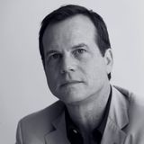 Er war im Film auf der Suche nach dem Herz des Ozeans: Bill Paxton in seiner "Titanic"-Rolle des Brock Lovett. Mit Regisseur James Cameron hatte Paxton bereits 1986 für den Fantasy-Streifen "Alien" zusammengearbeitet. In "Apollo 13" war er 1995 neben Tom Hanks und Ed Harris zu sehen. Ein Jahr später spielte er im Katastrophenfilm "Twister". 2007 und 2010 wurde Paxton für seine Rolle in der TV-Serie "Big Love" für den Golden Globe nominiert. Am 25. Februar 2016 starb der Schauspieler im Alter von 61 Jahren an einem Schlaganfall. Zuvor war er an einer Herzklappe operiert worden, es waren Komplikationen aufgetreten. Die Familie des Hollywoodstars verklagte den Arzt und das Krankenhaus. Anfang 2022 einigten sich die Parteien außergerichtlich. Paxton hinterließ seine zweite Ehefrau und zwei gemeinsame Kinder.