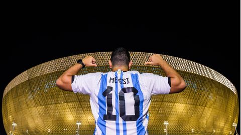 Fan mit einem Messi-Trikot vor einem Stadion