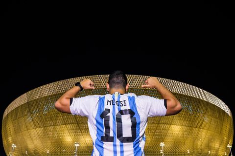 Fan mit einem Messi-Trikot vor einem Stadion
