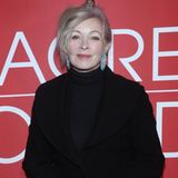 Den eiskalten Überlebenswillen, der die Tochter davontrieb, verkörperte Frances Fisher in "Titanic" perfekt. Die Schauspielerin startete ihre Karriere im Theater, bevor sie in den beliebten TV-Serien "The Edge of Night" und "Guiding Light" zu sehen war. 1989 spielte sie im Film "Pink Cadillac" an der Seite von Clint Eastwood. Die Co-Stars verliebten sich und bekamen gemeinsam Tochter Francesca. Die Beziehung hielt allerdings nicht. In den Jahren nach "Titanic" war Fisher unter anderem in "Nur noch 60 Sekunden", "Der Mandant" und "Holidate" zu sehen. Sie gehörte auch zum Cast von "Rust". Am Set erschoss Alec Baldwin 2021 die Kamerafrau Halyna Hutchins.