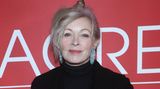 Den eiskalten Überlebenswillen, der die Tochter davontrieb, verkörperte Frances Fisher in "Titanic" perfekt. Die Schauspielerin startete ihre Karriere im Theater, bevor sie in den beliebten TV-Serien "The Edge of Night" und "Guiding Light" zu sehen war. 1989 spielte sie im Film "Pink Cadillac" an der Seite von Clint Eastwood. Die Co-Stars verliebten sich und bekamen gemeinsam Tochter Francesca. Die Beziehung hielt allerdings nicht. In den Jahren nach "Titanic" war Fisher unter anderem in "Nur noch 60 Sekunden", "Der Mandant" und "Holidate" zu sehen. Sie gehörte auch zum Cast von "Rust". Am Set erschoss Alec Baldwin 2021 die Kamerafrau Halyna Hutchins.