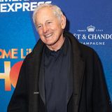 Er hat es geahnt: Victor Garber in seiner Rolle als Schiffsbauer Thomas Andrews wusste als einer der Ersten, dass die vermeintlich "unsinkbare" Titanic untergehen würde. Garber ist auf der Theaterbühne und vor der Kamera bereits vor dem Kinohit kein Unbekannter gewesen. 1987 war er in "Wall Street" an der Seite von Michael Douglas zu sehen gewesen. 1993 konnte er eine Nebenrolle in der Kult-Romanze "Schlaflos in Seattle" ergattern. Drei Jahre später gehörte er zu den Ehemännern in "Club der Teufelinnen". 2001 wirkte er in "Natürlich blond" und der TV-Serie "Alias" mit. Mit seinem Co-Star Jennifer Garner verbindet ihn seitdem eine enge Freundschaft. 2012 stand er mit Garners Ex-Mann Ben Affleck für "Argo" vor der Kamera. Als nächstes wird Garber in dem Doku-Film "The Gettysburg Adress" zu hören sein. 2013 outete sich der Schauspieler als schwul und ist seit 2015 mit Rainer Andreesen verheiratet.