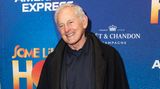 Er hat es geahnt: Victor Garber in seiner Rolle als Schiffsbauer Thomas Andrews wusste als einer der Ersten, dass die vermeintlich "unsinkbare" Titanic untergehen würde. Garber ist auf der Theaterbühne und vor der Kamera bereits vor dem Kinohit kein Unbekannter gewesen. 1987 war er in "Wall Street" an der Seite von Michael Douglas zu sehen gewesen. 1993 konnte er eine Nebenrolle in der Kult-Romanze "Schlaflos in Seattle" ergattern. Drei Jahre später gehörte er zu den Ehemännern in "Club der Teufelinnen". 2001 wirkte er in "Natürlich blond" und der TV-Serie "Alias" mit. Mit seinem Co-Star Jennifer Garner verbindet ihn seitdem eine enge Freundschaft. 2012 stand er mit Garners Ex-Mann Ben Affleck für "Argo" vor der Kamera. Als nächstes wird Garber in dem Doku-Film "The Gettysburg Adress" zu hören sein. 2013 outete sich der Schauspieler als schwul und ist seit 2015 mit Rainer Andreesen verheiratet.