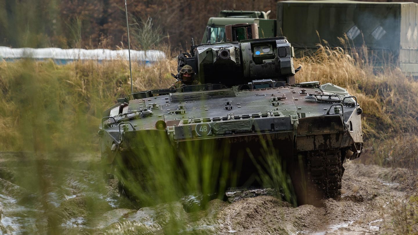 Puma-Panzer der Bundeswehr bei einer Übung im niedersächsischen Munster im Februar