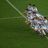Der Moment, in dem der Traum wahr wird. Nach dem getroffenen Elfmeter von Gonzalo Montiel bricht Jubel auf dem Rasen des Iconic Stadium in Lusail aus.