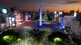13.000 Kilometer entfernt, in der Hauptstadt Buenos Aires, kommen Tausende zusammen, um eine gigantische Fußball-Party zu feiern. Nach dem Schlusspfiff bleibt kein Auge trocken.