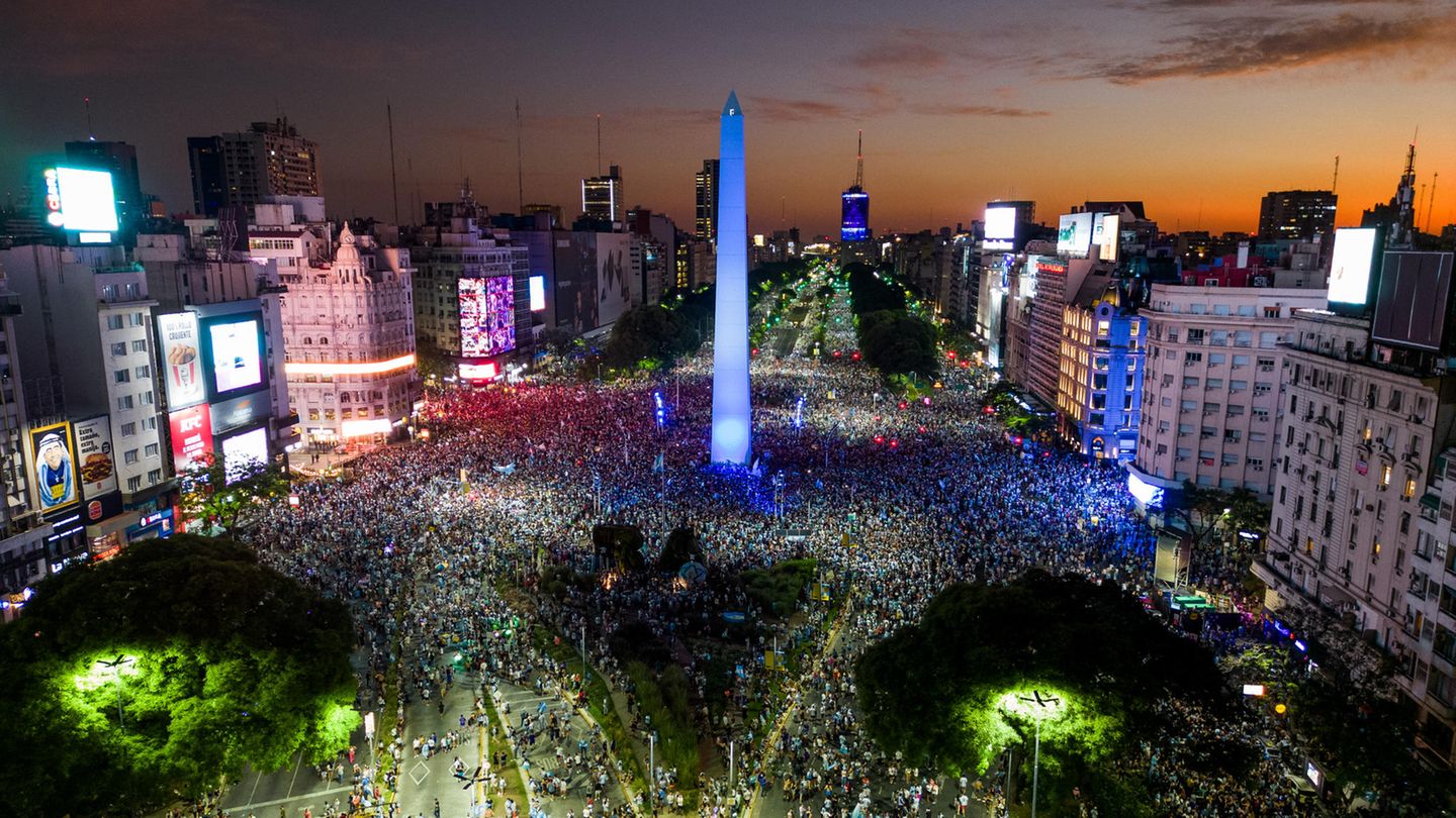 13.000 Kilometer entfernt, in der Hauptstadt Buenos Aires, kommen Tausende zusammen, um eine gigantische Fußball-Party zu feiern. Nach dem Schlusspfiff bleibt kein Auge trocken.