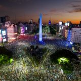 13.000 Kilometer entfernt, in der Hauptstadt Buenos Aires, kommen Tausende zusammen, um eine gigantische Fußball-Party zu feiern. Nach dem Schlusspfiff bleibt kein Auge trocken.