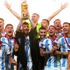 Die argentinische Nationalmannschaft mit Messi im schwarzen Thawb bei der Siegerehrung im Lusail Stadion