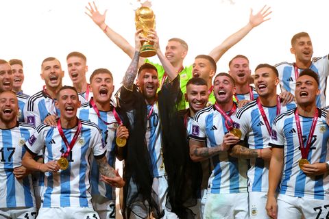 Die argentinische Nationalmannschaft mit Messi im schwarzen Thawb bei der Siegerehrung im Lusail Stadion