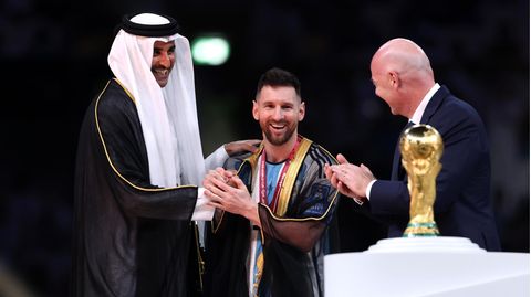 WM-Finale: Katars Emir Tamim bin Hamad Al Thani, Fifa-Präsident Gianni Infantino, Argentiniens Kapitän Lionel Messi mit Umhang