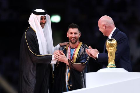 WM-Finale: Katars Emir Tamim bin Hamad Al Thani, Fifa-Präsident Gianni Infantino, Argentiniens Kapitän Lionel Messi mit Umhang