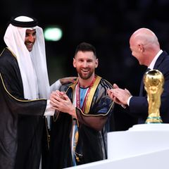 WM-Finale: Katars Emir Tamim bin Hamad Al Thani, Fifa-Präsident Gianni Infantino, Argentiniens Kapitän Lionel Messi mit Umhang