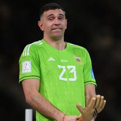 Emiliano Martinez vergas nach der Ehrung als bester Torwart der WM für einen kurzen Moment sein gutes Benehmen