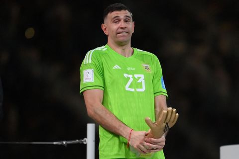 Emiliano Martinez vergas nach der Ehrung als bester Torwart der WM für einen kurzen Moment sein gutes Benehmen