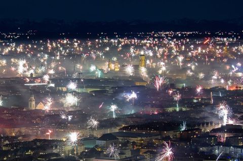 Böllerverbot: Feuerwerksraketen explodieren in der Silvesternacht 2018/19 in München.