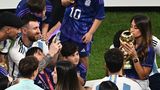 Antonela Roccuzzo darf den Pokal herzen und Lionel Messi hält den Moment fürs Familienalbum fest.