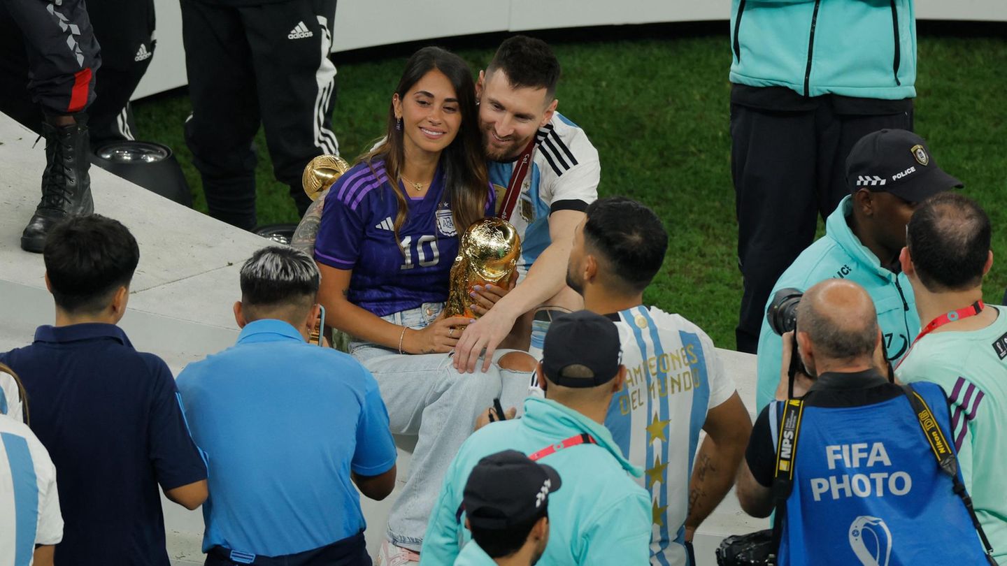 Romantik mit WM-Pokal. So kann man von der WM-Bühne abtreten.
