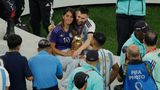 Romantik mit WM-Pokal. So kann man von der WM-Bühne abtreten.