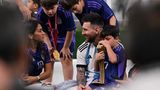 Roccuzzo richtete in einem Instagram-Post ein paar emotionale Worte an ihren Helden: "Endlich ist es soweit, du bist Weltmeister, wir wissen, wie sehr du so viele Jahre gelitten hast, wie sehr du das erreichen wolltest!"