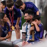 Roccuzzo richtete in einem Instagram-Post ein paar emotionale Worte an ihren Helden: "Endlich ist es soweit, du bist Weltmeister, wir wissen, wie sehr du so viele Jahre gelitten hast, wie sehr du das erreichen wolltest!"