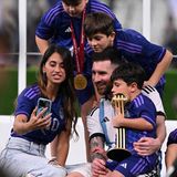 Familienfoto auf dem WM-Rasen von Katar: Den größten Triumph seiner Karriere feierte Lionel Messi nicht nur mit den Teamkameraden, sondern auch mit Frau und Kindern