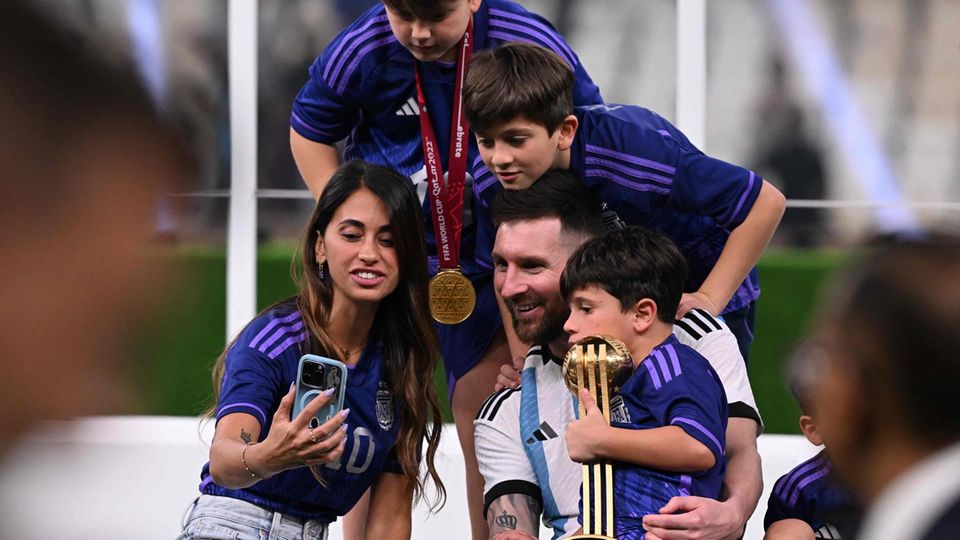 Familienfoto auf dem WM-Rasen von Katar: Den größten Triumph seiner Karriere feierte Lionel Messi nicht nur mit den Teamkameraden, sondern auch mit Frau und Kindern