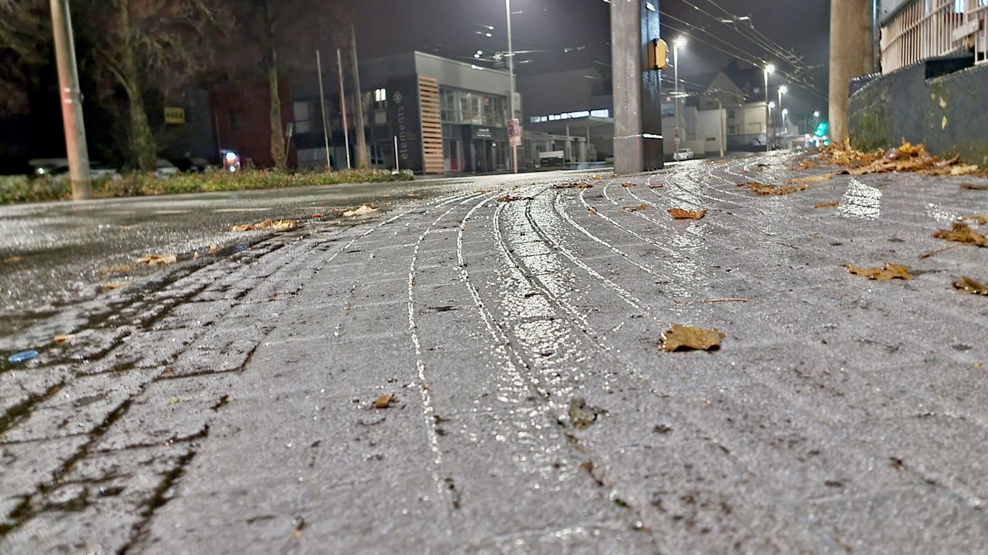 Vielerorts wie hier in Solingen sind die Straße und Gehwege in Deutschland gerade spiegelglatt 