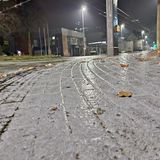 Vielerorts wie hier in Solingen sind die Straße und Gehwege in Deutschland gerade spiegelglatt 