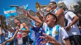 Fans feiern mit Trompeten