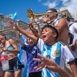 Fans feiern mit Trompeten