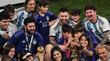 Familienfoto mit Pokal