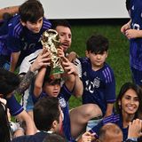 Zuvor hatte die Familie von der Tribüne verfolgt, wie Argentinien dank Messis Toren den Titel für ihr Land geholten hatten.