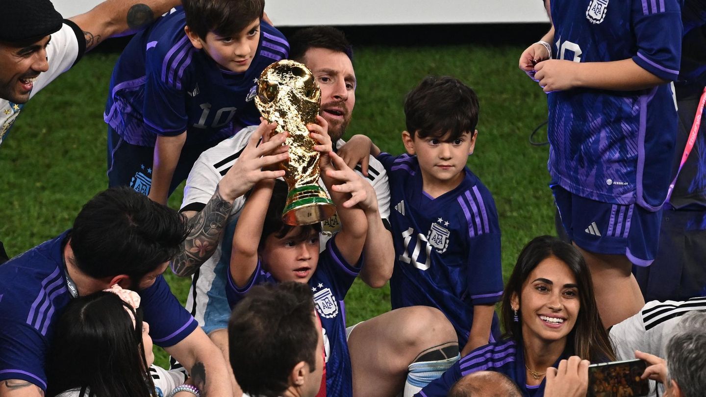 Zuvor hatte die Familie von der Tribüne verfolgt, wie Argentinien dank Messis Toren den Titel für ihr Land geholten hatten.