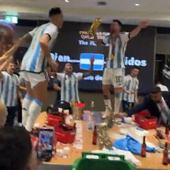 Lionel Messi tanzt mit dem Pokal auf dem Tisch der Spielerkabine