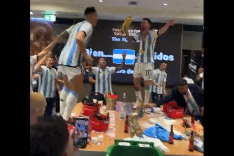 Lionel Messi tanzt mit dem Pokal auf dem Tisch der Spielerkabine