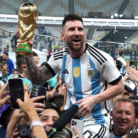 Lionel Messi feiert mit dem WM-Pokal