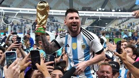 Lionel Messi feiert mit dem WM-Pokal