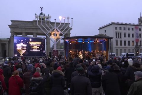 Video: Chanukka-Fest in Berlin: Hoffnung auf hellere Zeiten