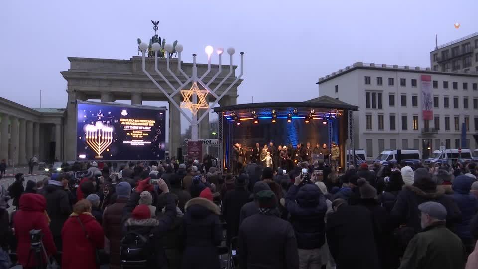 Video: Chanukka-Fest In Berlin: Hoffnung Auf Hellere Zeiten | STERN.de