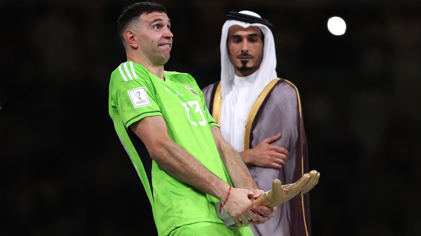 Großer Sportsgeist sieht anders aus: Argentinien-Keeper Emiliano Martinez hält sich seine Trophäe vor den Schritt