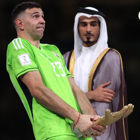 Großer Sportsgeist sieht anders aus: Argentinien-Keeper Emiliano Martinez hält sich seine Trophäe vor den Schritt