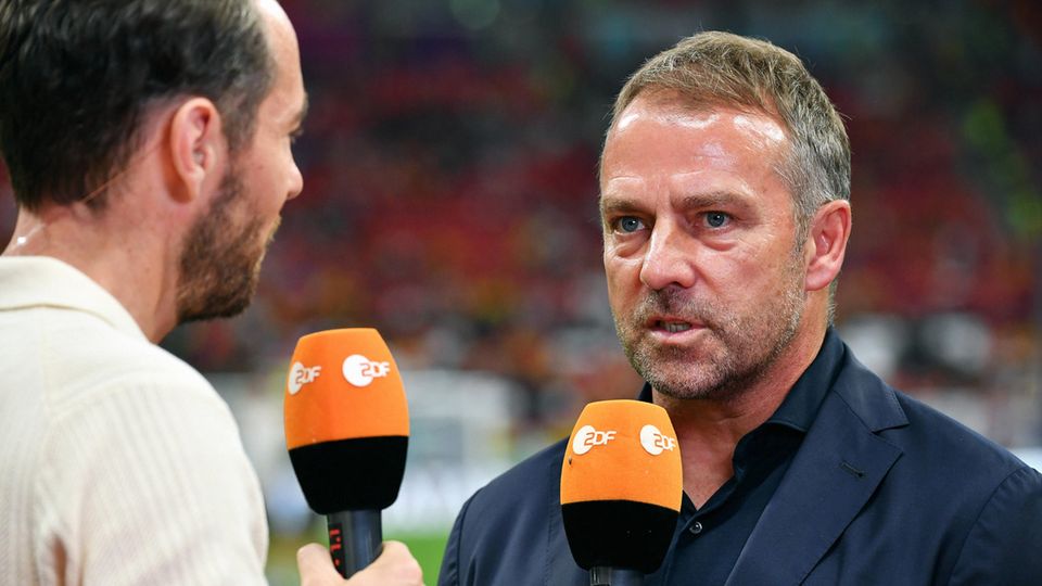 ZDF-Moderator Sven Voss interviewt Hansi Flick bei der WM