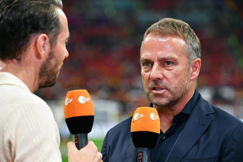 ZDF-Moderator Sven Voss interviewt Hansi Flick bei der WM