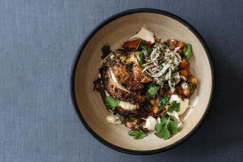 Ein Teller mit Ras el NENI Chicken
