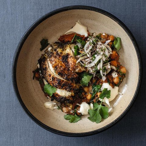 Ein Teller mit Ras el NENI Chicken