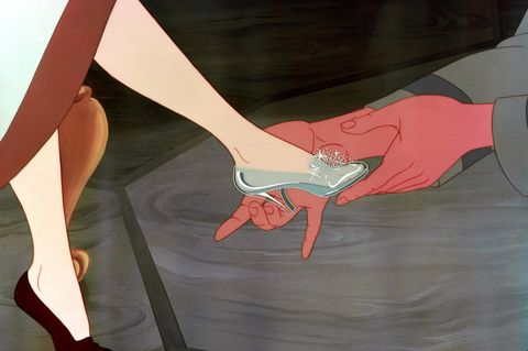 Szene aus dem Aschenputtel-Disneyfilm, in der der Prinz dem Aschenputtel den Schuh anzieht